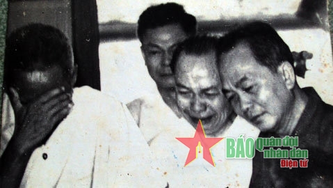 Hồ Chí Minh - phút cuối của Người và ngọn lửa đầu tiên của đời

